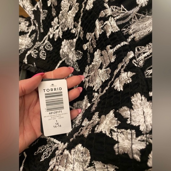 Plus Dress - Picture 6 of 8